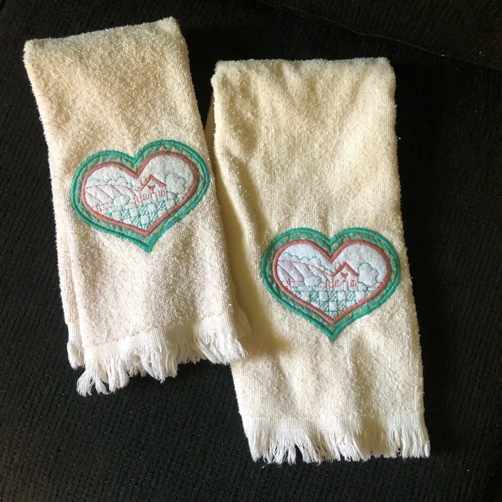 7468 VTG Embroidered Heart Hand Towels Set 2 Fringe Cream Pink Green Made USA
